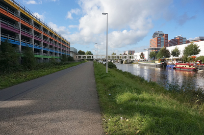 821463 Gezicht op de Kanaalweg te Utrecht, met links de parkeergarage van de Jaarbeurs en rechts het Merwedekanaal.